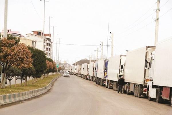 تداوم ترافیک کامیون‌ها در آستارا